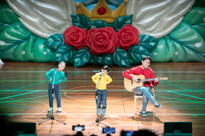 김현식씨가 자녀들과 함께 무대에 올라 공연을 펼치고 있다. 김현식씨 제공
