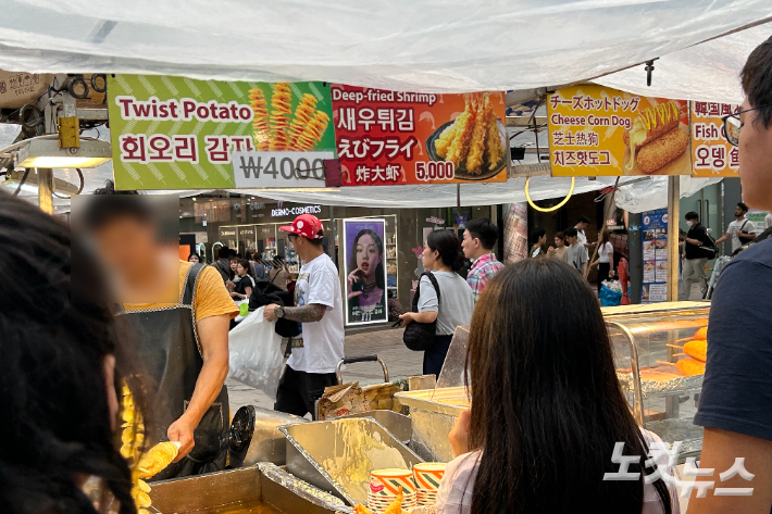 명동의 한 노점이 회오리감자 가격을 내렸다. 이은재 인턴기자