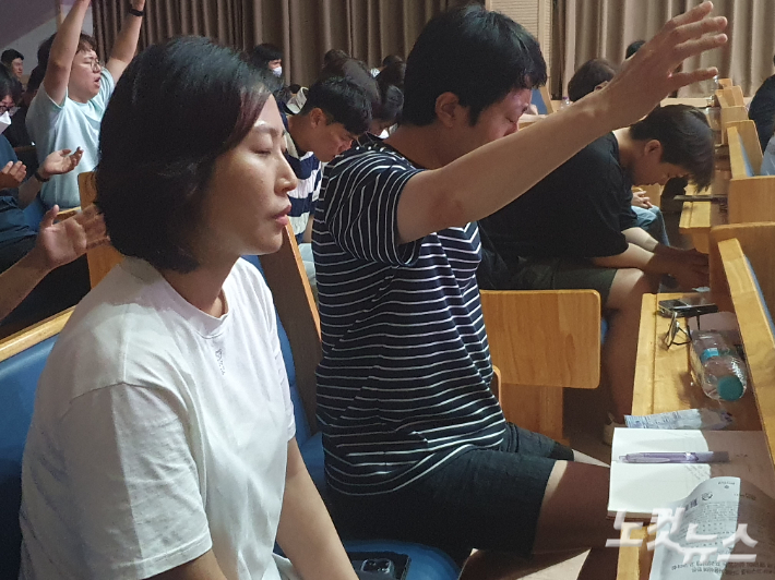2023 성령한국 청년대회가 다음 달 26일 서울 장충체육관에서 열린다. 사진은 18일 서울 영등포구 신길감리교회에서 열린 준비기도회 모습.