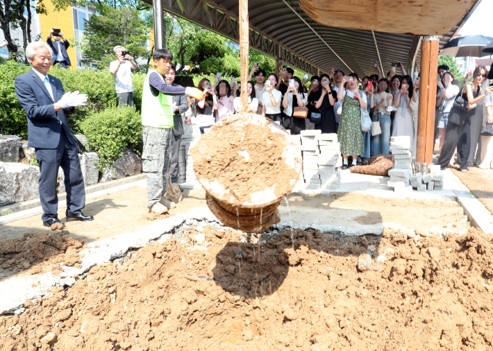 19일 오후 인천시 연수구 선학초등학교에서 20년 전 이 학교 운동장에 묻었던 타임캡슐 개봉식이 진행되고 있다. 연합뉴스