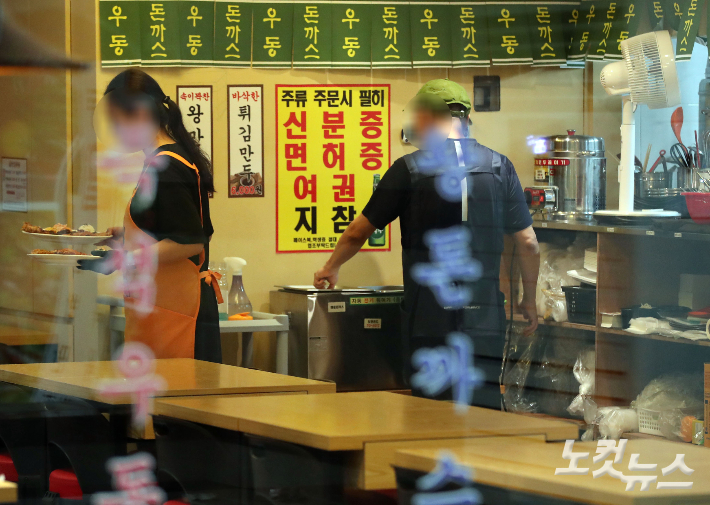 서울시내 한 식당에서 일하는 직원들의 모습. 황진환 기자
