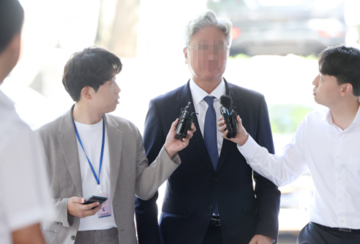 '평창 알펜시아 리조트 입찰 방해' 사건과 관련 횡령·배임 및 입찰방해 혐의로 구속영장이 청구된 KH그룹 총괄부사장 김모씨가 19일 서초동 서울중앙지법에서 열리는 영장실질심사에 출석하고 있다. 연합뉴스  