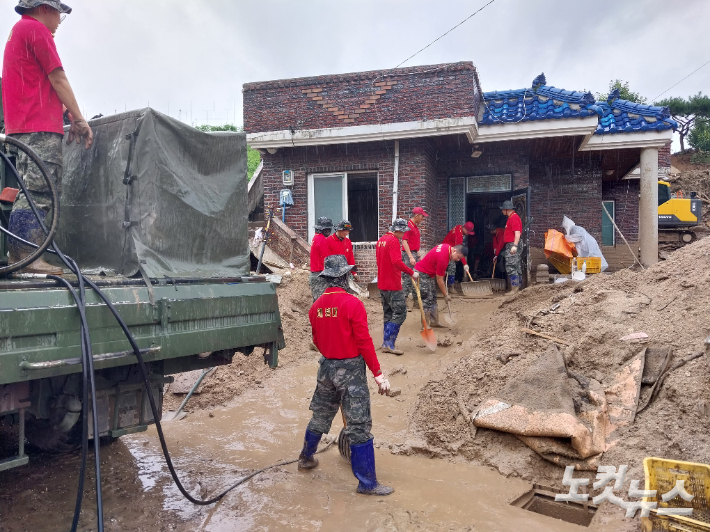 18일 벌방리에서 복구작업을 하고 있는 해병대원들. 정인효 기자