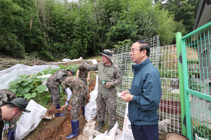 육군 35사단 군부대 장병 10여 명은 지난 19일 청웅면을 찾아 산비탈에서 흘러내린 토사로 피해를 입은 주택 등 긴급 복구작업 등을 실시한 데 이어 20일에도 복구작업에 적극 나섰다. 임실군 제공