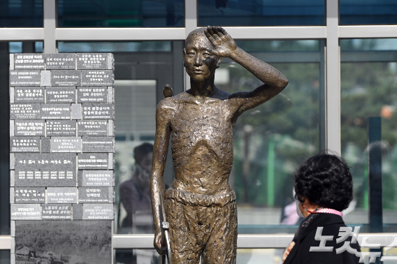 서울 용산역 광장에 세워진 강제징용노동자상. 황진환 기자