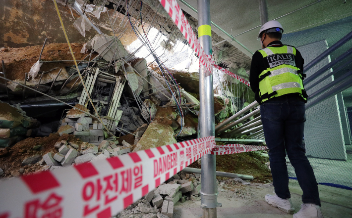 지난 5월 2일 오후 인천시 서구 검단신도시 모 아파트 신축 공사장에서 벌어진 붕괴 사고에 국토교통부 사고조사관이 현장 점검을 하고 있다. 연합뉴스