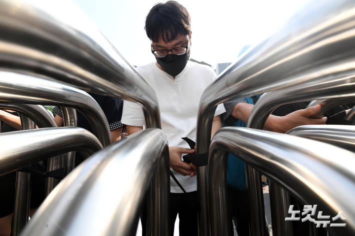 초등교사 추모 검은 리본 묶는 교사들