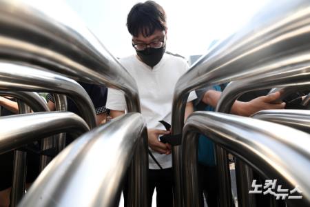 초등교사 추모 검은 리본 묶는 교사들