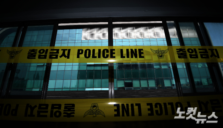 지난해 7월 18일 오전 인천 미추홀구 인하대학교 한 단과대학 건물에 경찰통제선이 설치돼 있다. 황진환 기자