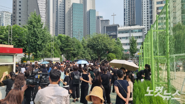 20일 오후 3시 40분쯤 검은 복장을 한 교사들이 추모공간을 요구하며 교내 출입을 요구하고 있다. 양형욱 기자