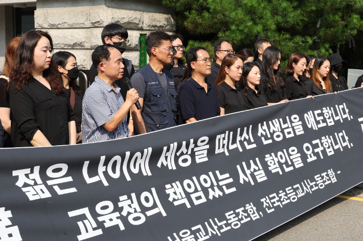 진상규명 촉구하는 유족     (서울=연합뉴스) 김주성 기자 = 서이초등학교에서 극단적 선택을 한 신규교사의 유족이 20일 오후 서울시교육청 앞에 전국초등교사노조가 주최한 기자회견에 참석해 철저한 진상 규명을 촉구하고 있다. 2023.7.20     utzza@yna.co.kr (끝)   연합뉴스