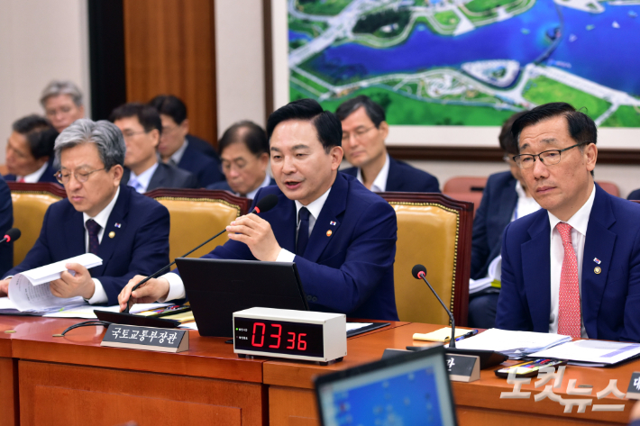 국토교통위원회 전체회의에서 원희룡 국토교통부 장관이 의원 질의에 답변을 하고 있다. 윤창원 기자