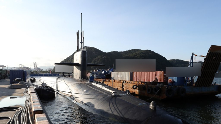 19일 부산 해군작전기지 1부두에 미국 핵전력의 '최종병기'로 불리는 미국 오하이오급 핵추진 탄도유도탄 잠수함(SSBN) 켄터키함(SSBN-737)이 정박해 있다. 국방일보 제공