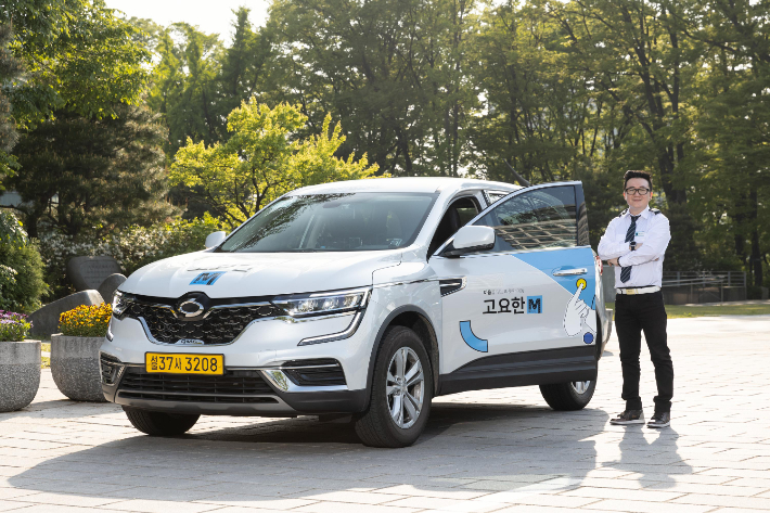 QM6 고요한M 차량과 청각장애인 드라이버. 르노코리아 제공