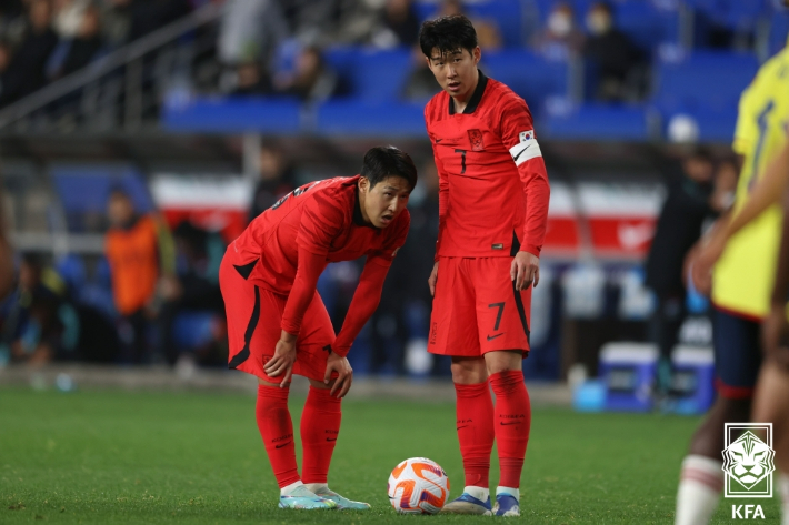 한국 축구 대표팀 주장 손흥민(오른쪽)과 이강인. 대한축구협회