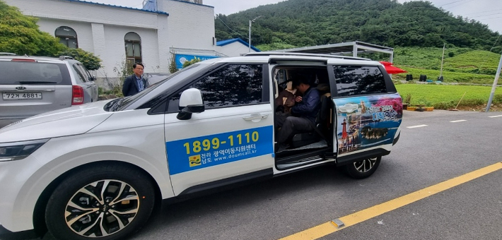 전남 여수시가 남면 금오도~안도 구간에서 전남 첫 교통약자 콜택시를 운영한다. 여수시 제공