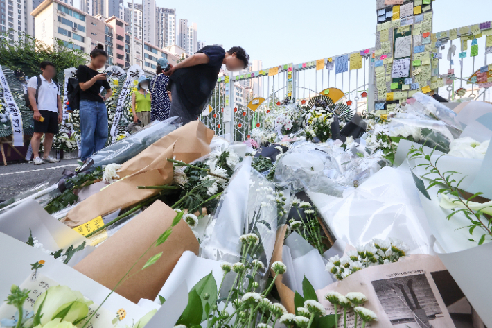 21일 오전 서울 서초구 한 초등학교 앞에 고인이 된 담임교사 A씨 추모공간이 만들어져 있다. 연합뉴스