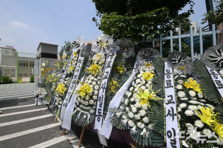 서울 서이초등학교 교사 A씨가 극단적 선택을 한 가운데 20일 서울 서초구 서이초등학교 앞에 고인을 추모하는 근조화환들이 놓여져 있다. 박종민 기자