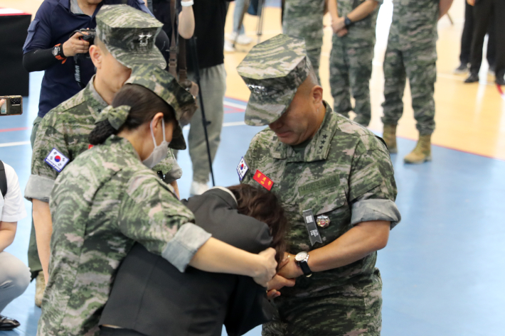 경북 예천 실종자 수색에 투입됐다가 숨진 고 채수근 상병 분향소가 마련된 포항 해병대 1사단 내 김대식관에서 채 상병의 어머니가 김계환 해병대 사령관(오른쪽)과 얘기하던 중 흐느끼고 있다. 연합뉴스