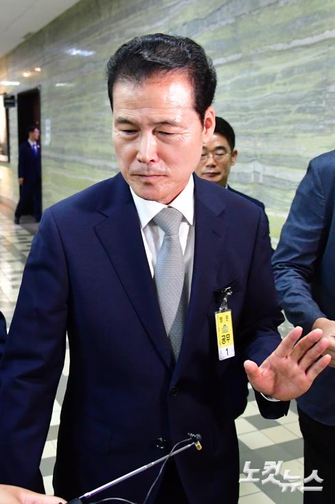 김영호 통일부 장관 후보자가 21일 서울 여의도 국회에서 열린 외교통일위원회 인사청문회에서 자료 제출 문제로 정회되자  자리에서 일어나 회의장을 나서고 있다.
