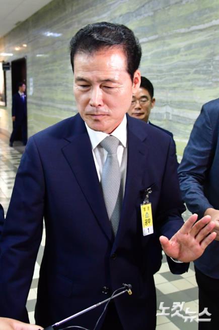 김영호 통일부 장관 후보자가 21일 서울 여의도 국회에서 열린 외교통일위원회 인사청문회에서 자료 제출 문제로 정회되자  자리에서 일어나 회의장을 나서고 있다.