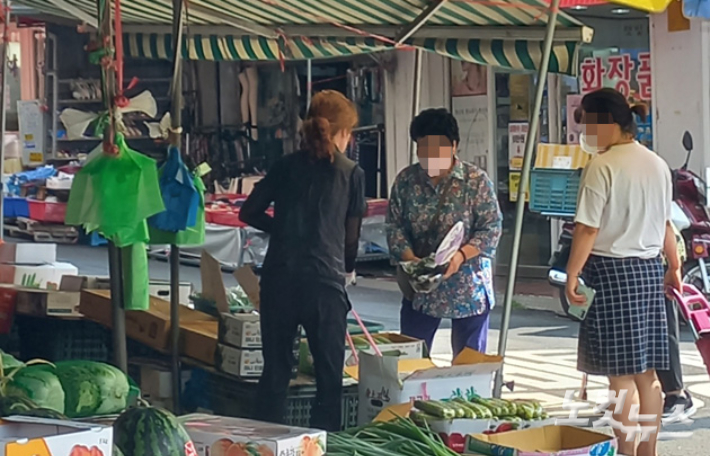 시장에서 장을 보고있는 시민들. 박영규 인턴기자