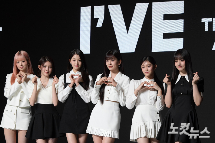 그룹 아이브(IVE)의 레이(왼쪽부터)와 가을, 장원영, 안유진, 이서, 리즈가 지난 4월 10일 서울 영등포구 콘래드 서울 호텔에서 가진 첫 번째 정규 앨범 '아이해브 아이브(i've IVE)' 발매 기자간담회에서 포즈를 취하고 있다.