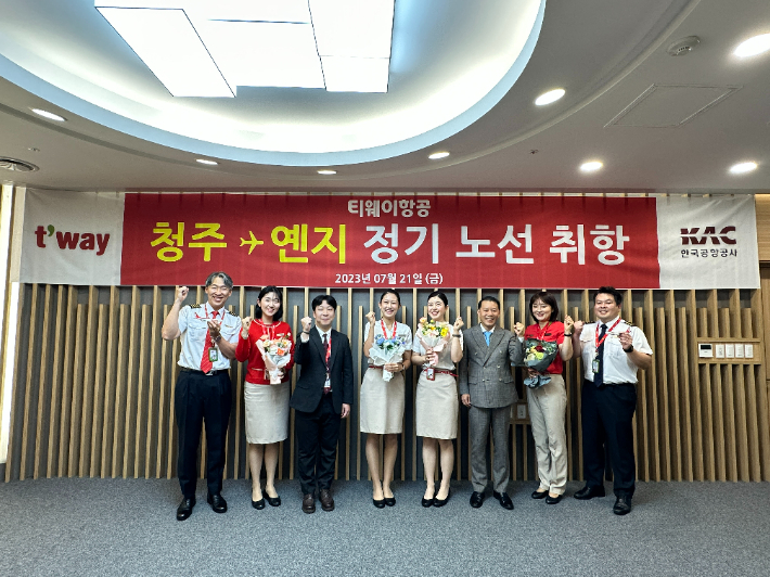 21일 오후 청주국제공항에서 한국공항공사 청주공항 김공덕 공항장(우측에서 세 번째)과 티웨이항공 서용원 청주지점장(좌측에서 세 번째) 및 승무원들이 참석한 가운데 청주-연길 정기노선 취항 기념 행사를 진행했다. 제주항공 제공