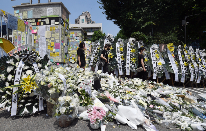 21일 오전 서초구 서이초등학교에 마련된 교사 A씨의 추모공간에 시민들이 헌화를 하고 있다. 황진환 기자