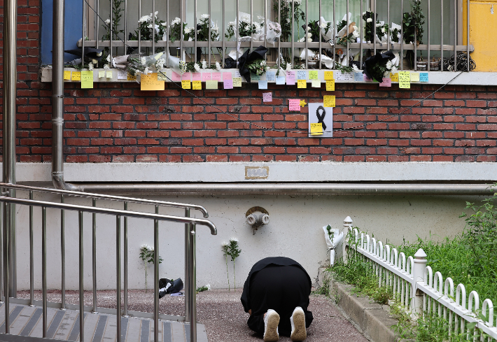 21일 오후 서울 서초구 서이초등학교에서 추모객이 담임 교사 A씨를 추모하며 오열하고 있다. 연합뉴스