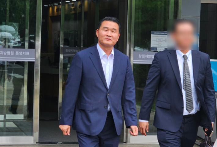 공직선거법 위반 혐의로 기소된 박종우 거제시장이 20일 오후 경남 통영시 창원지법 통영지원에서 열린 첫 공판을 끝내고 법원을 나오고 있다. 연합뉴스