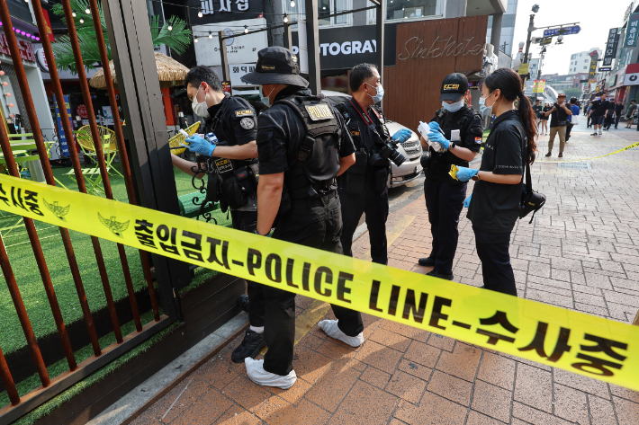 21일 오후 흉기난동 사건이 발생한 서울 관악구 신림역 4번 출구 인근에 폴리스라인이 설치돼 있다. 이날 이곳에서 괴한이 흉기를 휘둘러 1명이 숨지고 3명이 다쳐 병원으로 이송됐다. 연합뉴스