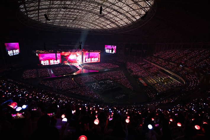 소속사 플레디스 엔터테인먼트에 따르면, 세븐틴 '팔로우' 투어 서울 첫날 공연에는 총 1만 7천 관객이 함께했다. 세븐틴 공식 트위터