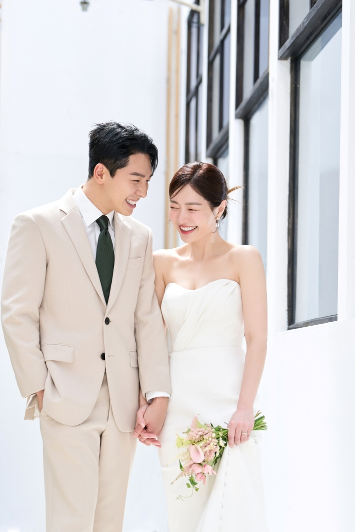 레이디제인(오른쪽)과 임현태(왼쪽)가 22일 서울 모처에서 결혼한다. A2Z엔터테인먼트, 다홍엔터테인먼트 제공