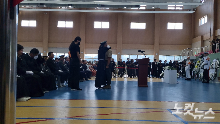 채수근 상병의 동기 진승현 일병이 추도사를 한뒤 채수근 상병의 어머니를 위로하고 있다. 김대기 기자