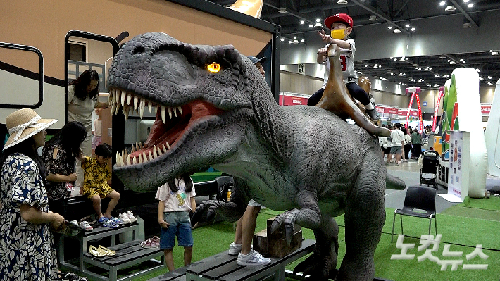 '2023 코리아 테마파크&어뮤즈먼트 페어' 행사 내에서 실제모형과 비슷하게 제작된 공룡 탑승체험을 하고 있다. 노컷TV 채승옥