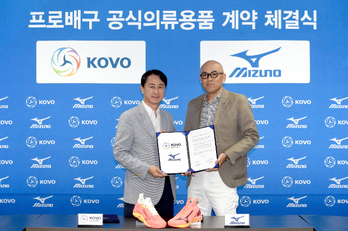 한국배구연맹(KOVO)이 21일 서울 마포구 한국배구연맹 대회의실에서 한국미즈노와 2023~2024시즌부터 2026~2027시즌까지 4시즌 동안 공식 의류 용품 스폰서십 계약을 했다고 밝혔다. 사진은 협약 체결 후 기념 촬영하는 신무철 한국배구연맹 사무총장(왼쪽)과 다나카 데쓰야 한국미즈노 대표이사. 한국배구연맹