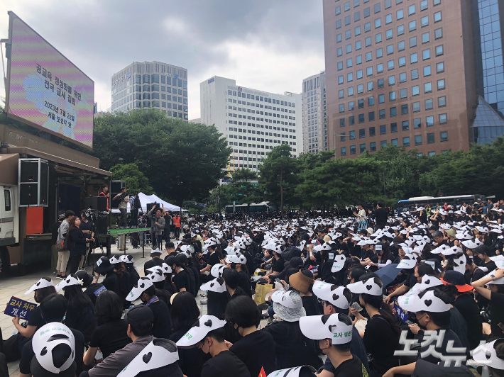 22일 오후 서울 종로구 보신각 앞에서 열린 서이초 교사 추모식 및 교사 생존권 촉구를 위한 집회. 전국 각지에서 모인 교사와 시민 4천여 명 이상이 운집했다. 이은지 기자