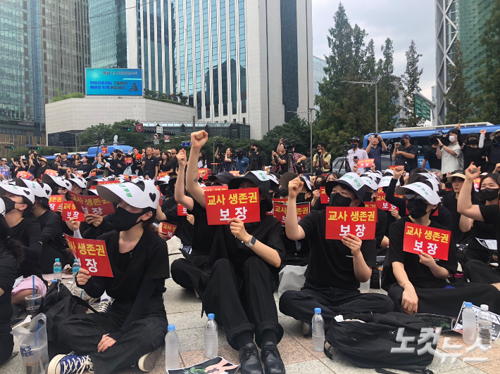 22일 집회에 참석한 교사들은 정상적인 교육지도가 이뤄질 수 있도록 교사의 인권을 제도적으로 보장해 달라고 촉구했다. 이은지 기자 