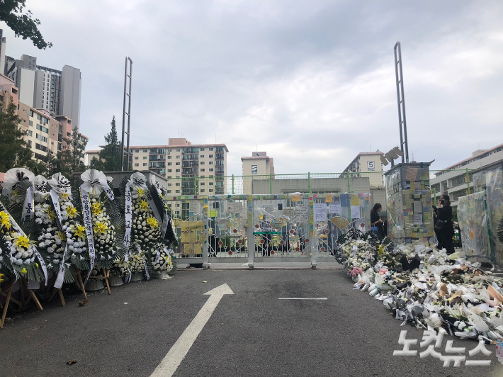 22일 오후, 극단적 선택을 한 2년차 담임교사 A씨를 추모하는 근조화환과 꽃다발이 빼곡하게 놓인 서울 서초구 서이초등학교 교문 앞. 이은지 기자