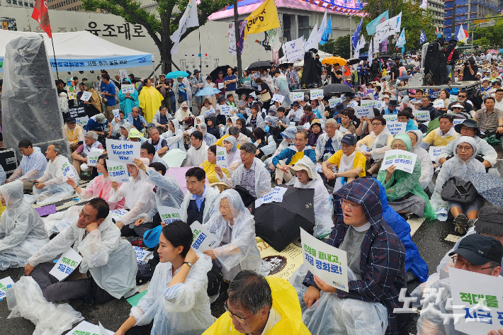 대회 중간 중간 거센 폭우가 쏟아졌지만 시민들은 끝까지 자리를 지켰다. 이들은 "평화는 보수와 진보라는 정치적 이념을 뛰어넘는 가치"라며 "각 나라는 전쟁 연습이 아니라 무력 충돌 '예방'에 힘을 쏟아야 한다"고 강조했다. 사진 오요셉 기자.