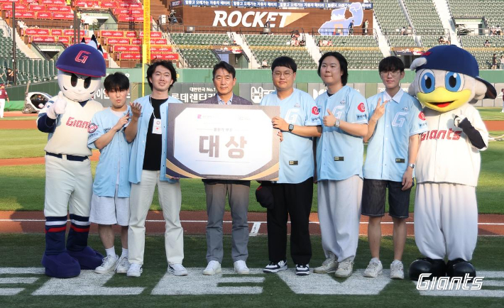 안병윤 부산시 행정부시장(왼쪽 네번째)가 수상자들과 기념사진을 찍고 있다. 부산시 제공