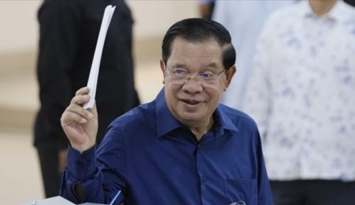 캄보디아 총선이 진행되는 23일(현지시간) 훈센 총리가 프놈펜의 투표소에서 투표하고 있다. 연합뉴스