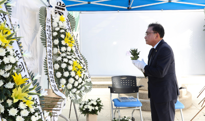 조옥현 교육위원장이 서울 교사 추모공간을 찾아 헌화하고 있다. 전남도의회 제공