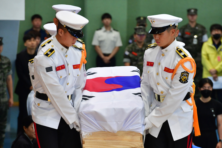 22일 경북 포항 해병대 1사단 체육관인 '김대식관'에서 열린 고 채수근 상병 영결식에서 영현이 입장하고 있다. 연합뉴스