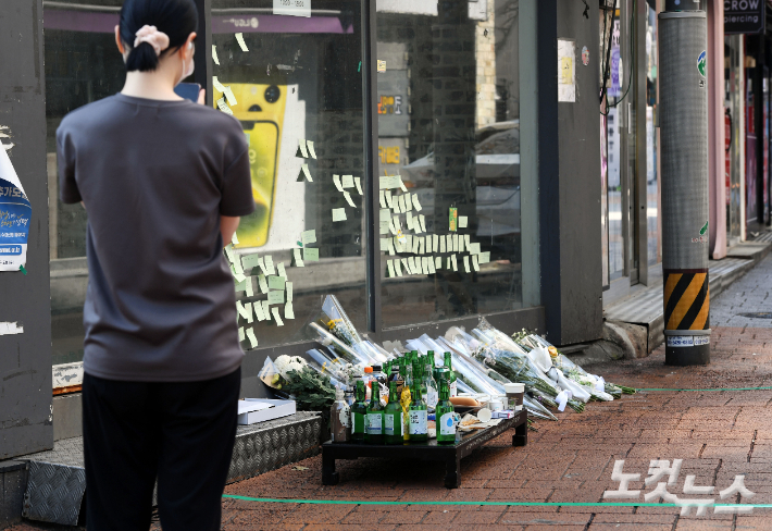 지난 21일 오후 서울 관악구 신림역 4번 출구 인근에서 '묻지마 칼부림' 사건이 발생해 1명이 숨지고 3명이 다쳐 병원에서 치료 중인 가운데 22일 오전 범행 현장에 사망한 20대 남성을 추모하는 시민들의 발길이 이어지고 있다. 황진환 기자