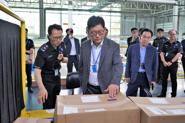 고광효 관세청장(왼쪽 두번째)은 24일 오전 인천공항 국제우편물류센터를 방문하여, 긴급 통관강화조치 이행 상황을 점검하고 있다. 관세청 제공