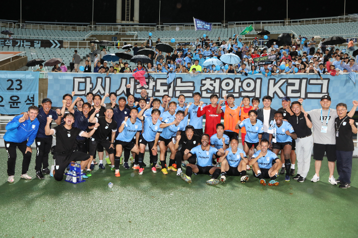 천안시티FC 선수단이 첫 승리 이후 기념촬영을 하고 있다. 한국프로축구연맹 제공
