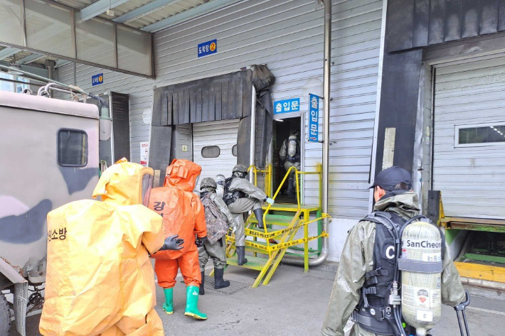 지난 23일 강원 강릉시 교동 강릉우편집중국에서 경찰 및 육군, 소방 당국 관계자들이 의심 해외우편물 확인 작업을 벌이고 있다. 강원소방본부 제공.