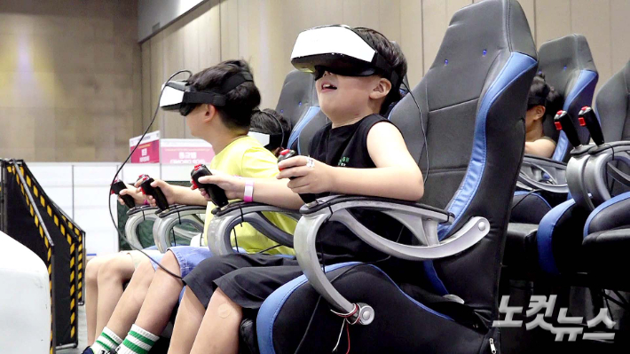'2023 코리아 테마파크&어뮤즈먼트 페어' 행사장에서 VR 가상게임 체험모습. 노컷TV 채승옥